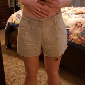 Daytrip cream shorts (EUC)